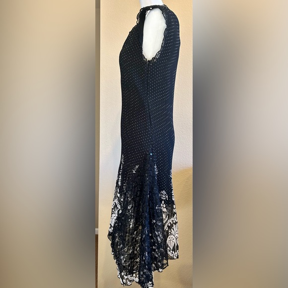 Lindt V-Neck Dress Size: Small - Picture 4 of 9